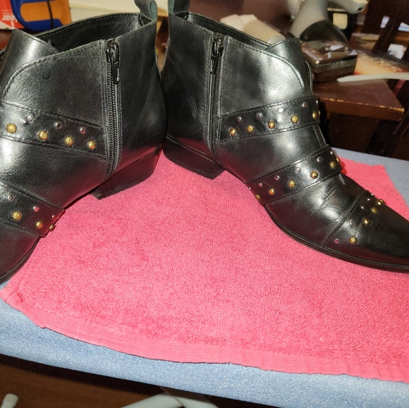 Naturalizer Blissful Studded Ankle BootieBlack Leather Almond Toe Women's 12 - Picture 3 of 5